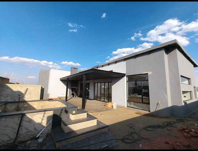 3 BEDROOM FREEHOLD FOR SALE IN CASHAN
